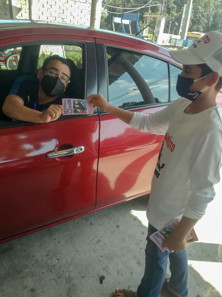 Compartiendo la Palabra de Dios en las calles de la ciudad