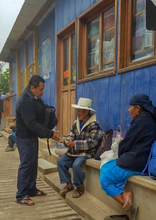 Testificamos del amor de Dios por las calles y casas