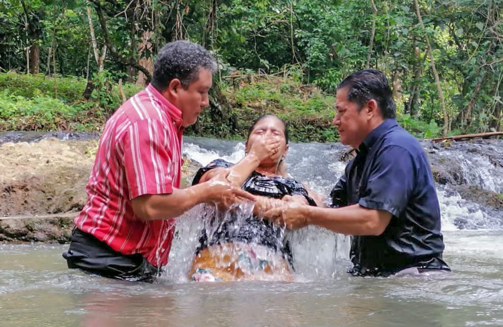 Conocieron a Jesús por un folleto y ahora se bautizan