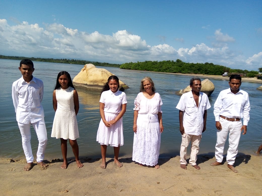 Una familia rendida a los pies del Salvador