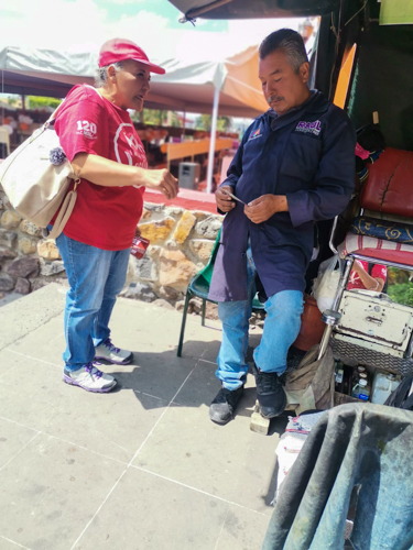El lustrador de zapatos tiene un nuevo brillo en su vida