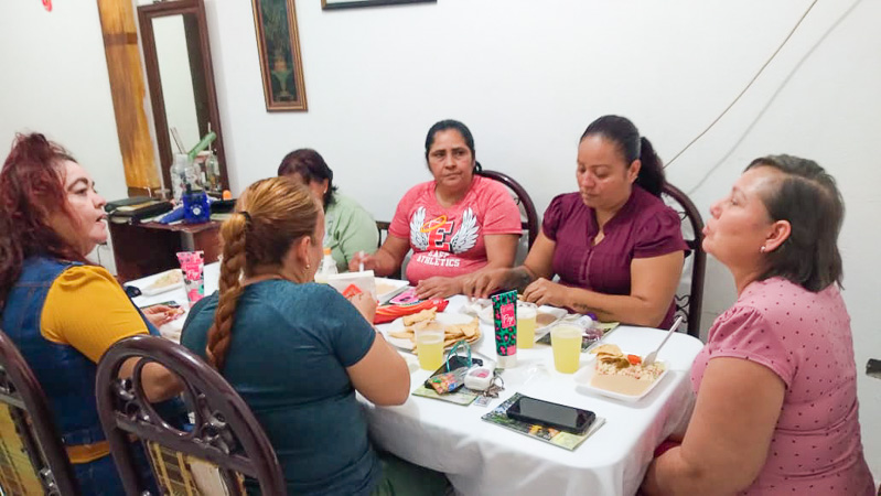 Desayuno con mis vecinas