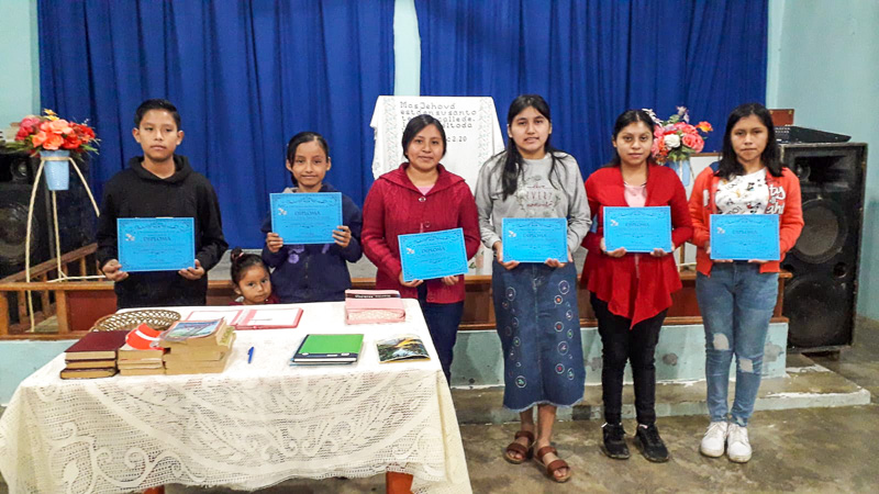 Jóvenes entusiasmados por conocer más de Dios