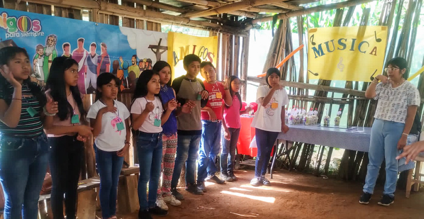 Le presentamos a los niños, un amigo que los ama de verdad