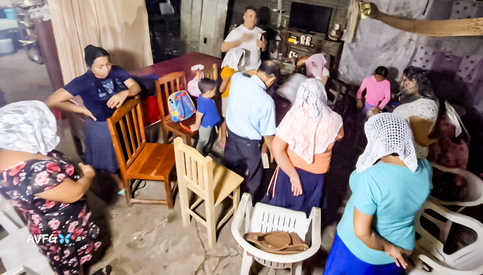 Con un pequeño aparato, escuchó el mensaje de salvación