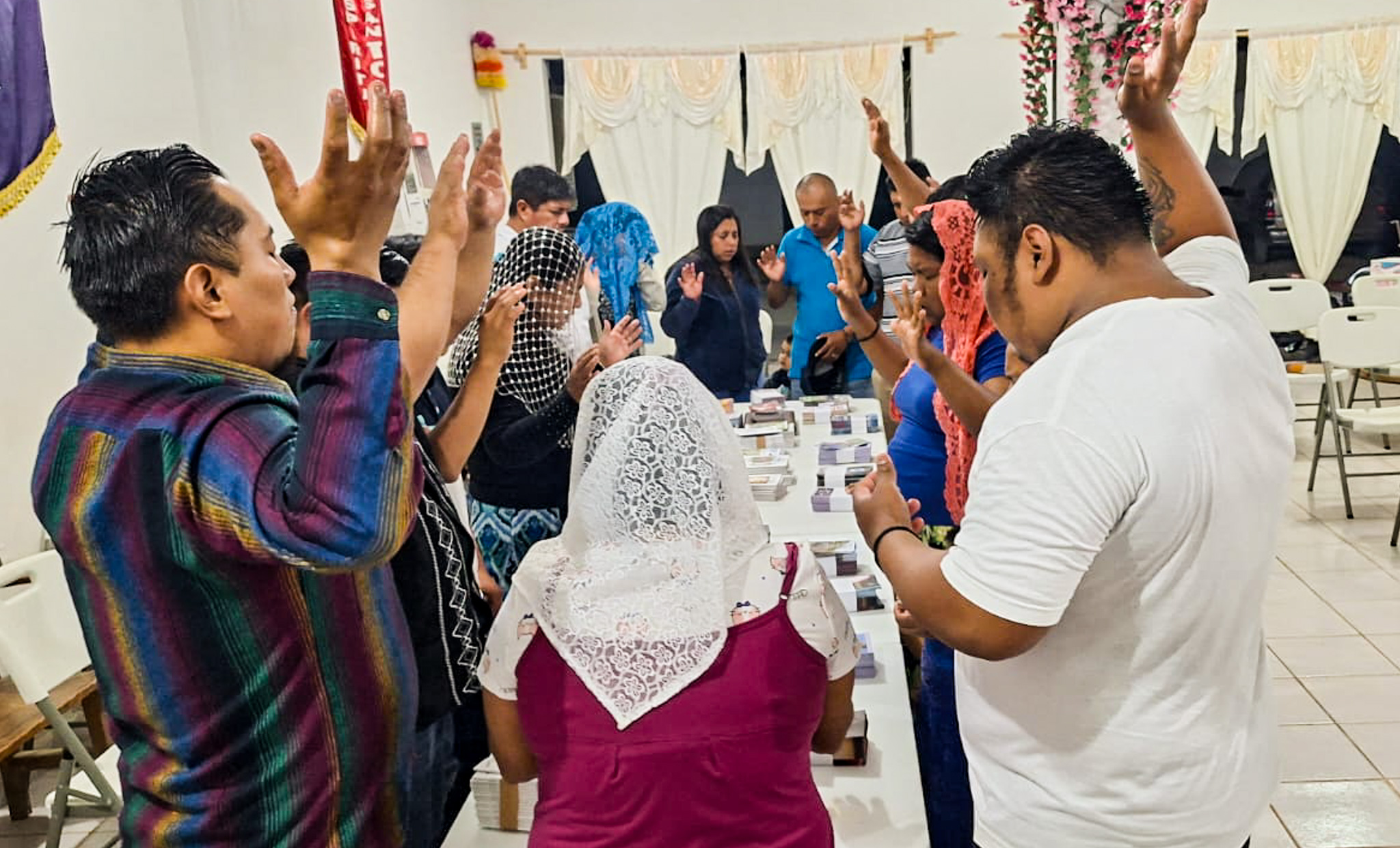 Oramos antes de salir a predicar el evangelio