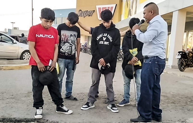 Orando por la juventud